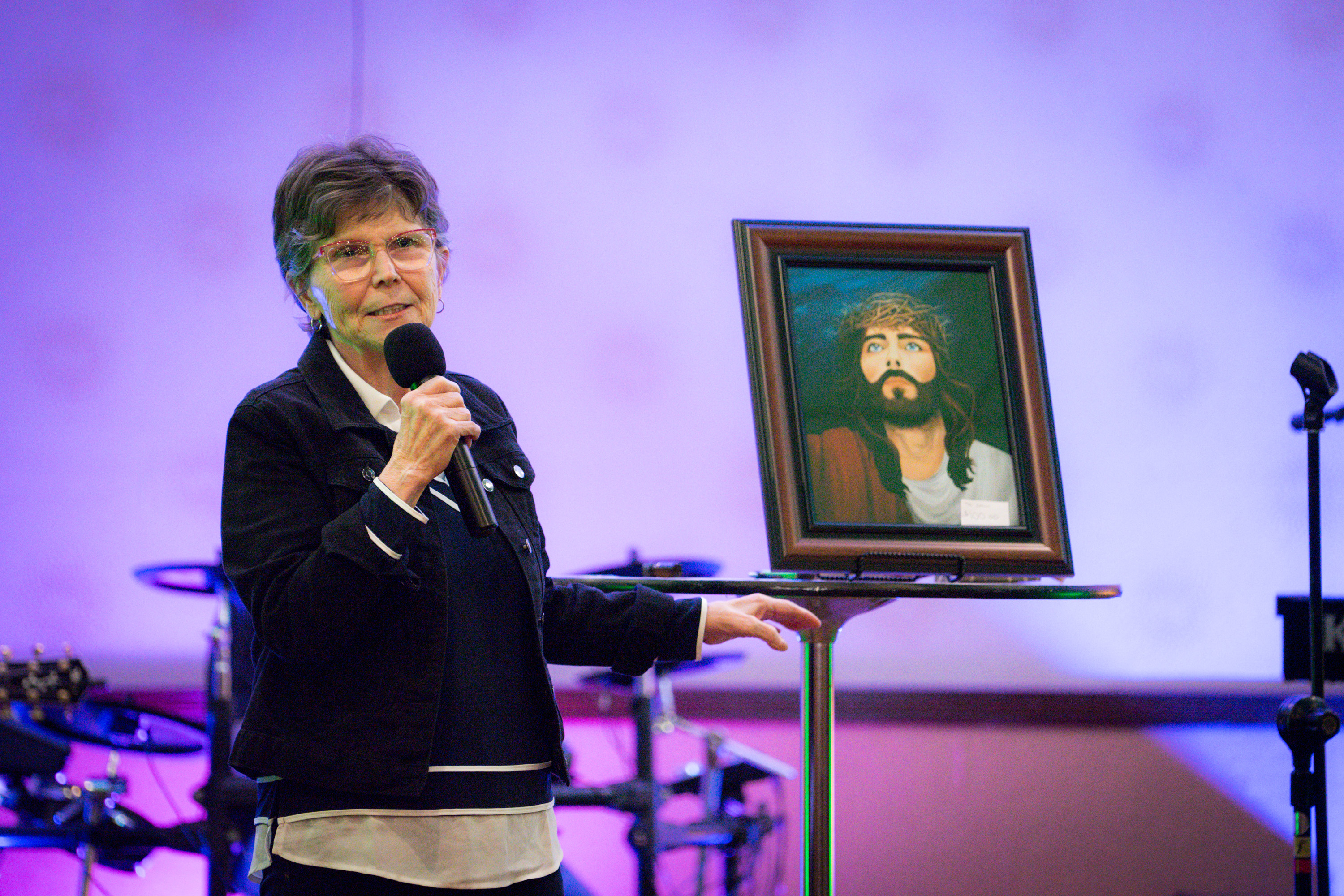 Linda Lentner speaking with a prophetic painting